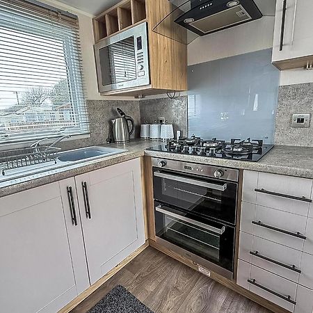Beautiful Caravan For Hire With A Partial Sea View In Suffolk Ref 32042Az Lowestoft Esterno foto