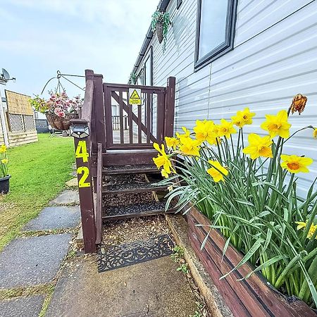Beautiful Caravan For Hire With A Partial Sea View In Suffolk Ref 32042Az Lowestoft Esterno foto