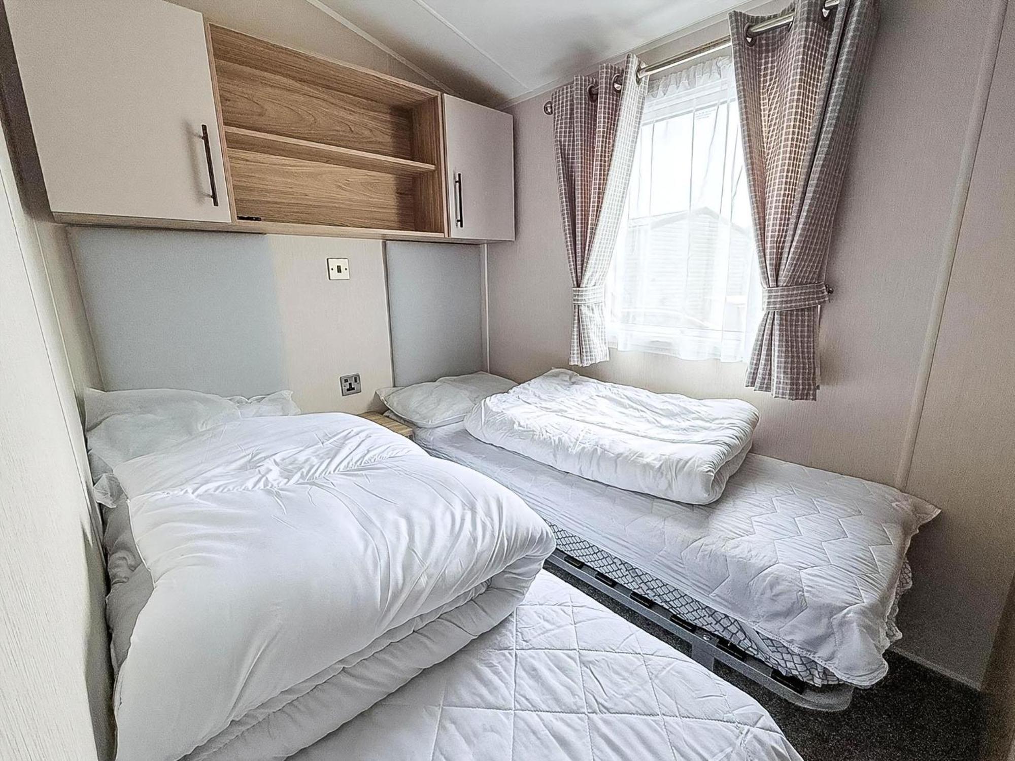 Beautiful Caravan For Hire With A Partial Sea View In Suffolk Ref 32042Az Lowestoft Esterno foto
