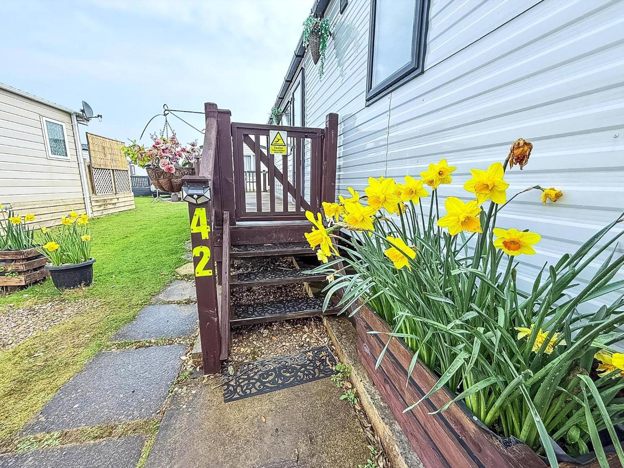 Beautiful Caravan For Hire With A Partial Sea View In Suffolk Ref 32042Az Lowestoft Esterno foto