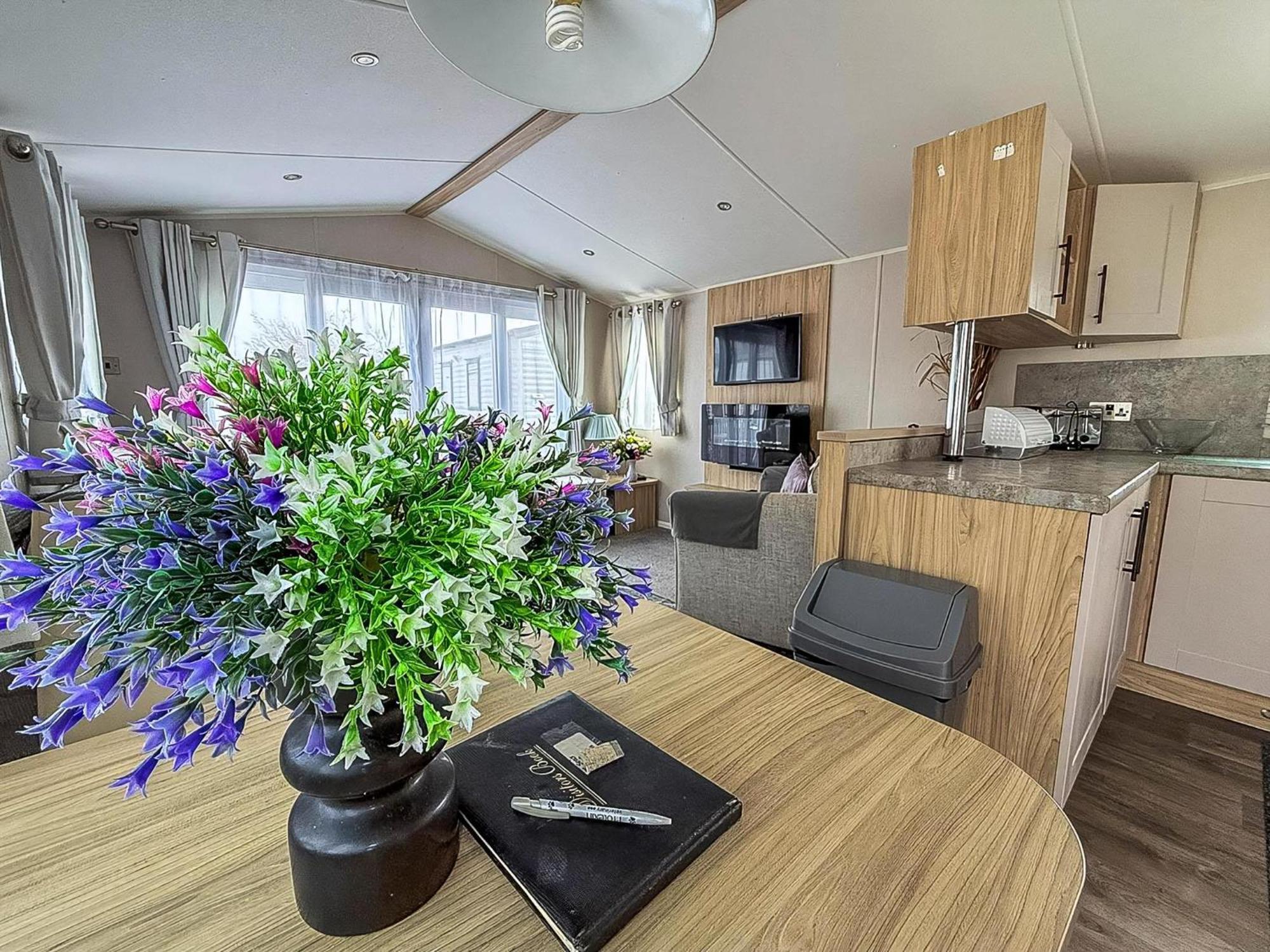 Beautiful Caravan For Hire With A Partial Sea View In Suffolk Ref 32042Az Lowestoft Esterno foto
